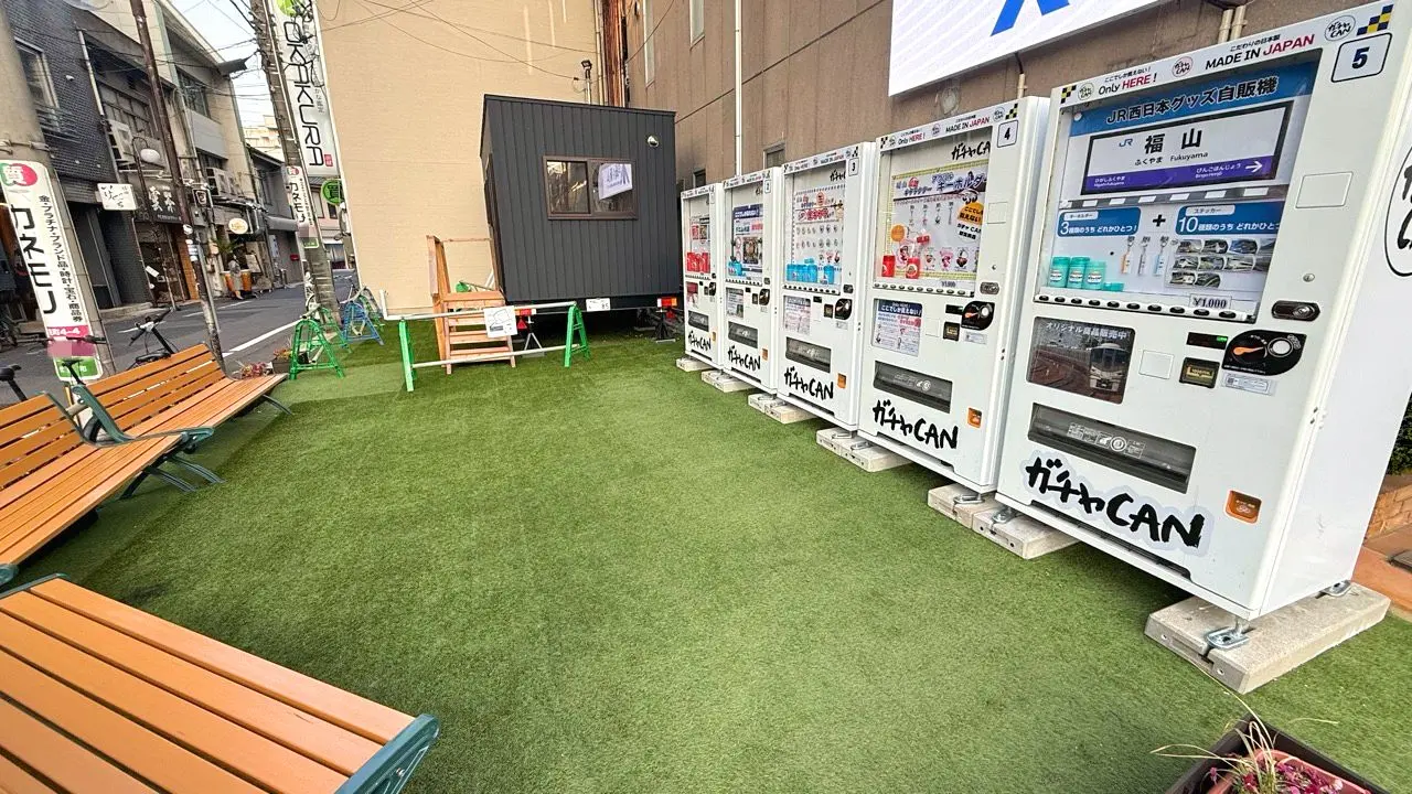 「コウバンアトチ」に「ガチャCAN」の自動販売機が設置