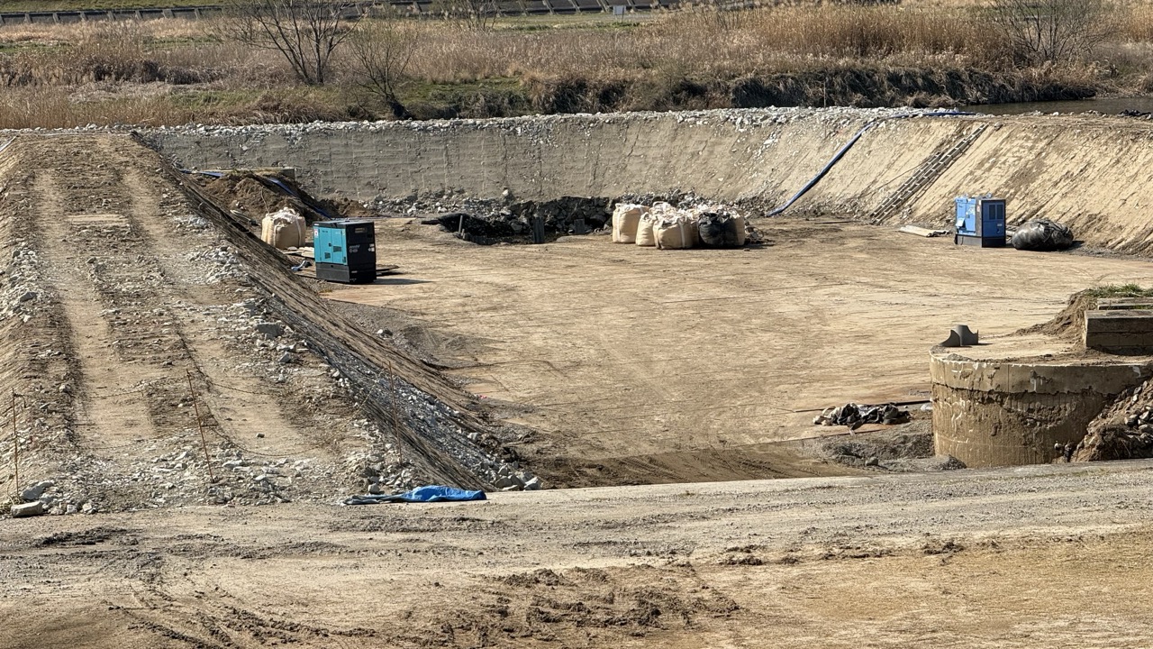 北本庄付近の「芦田川」河川敷で工事