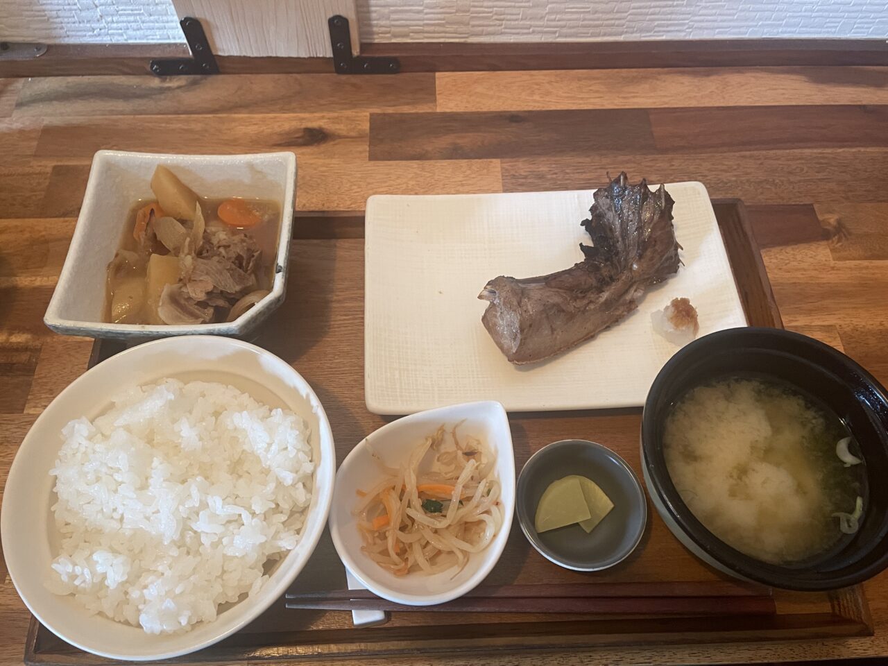 レストラン12番地の肉じゃがと焼き魚セット