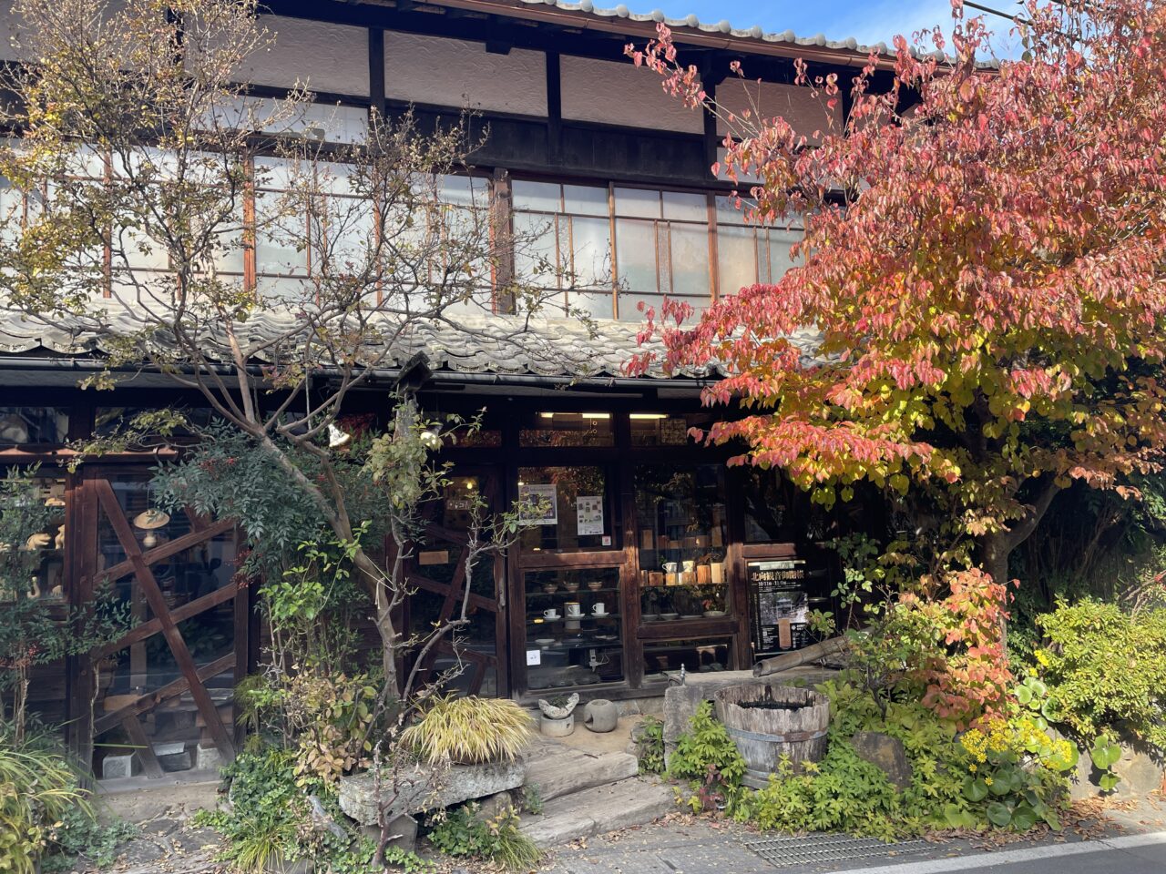 アースワークスギャラリー店前