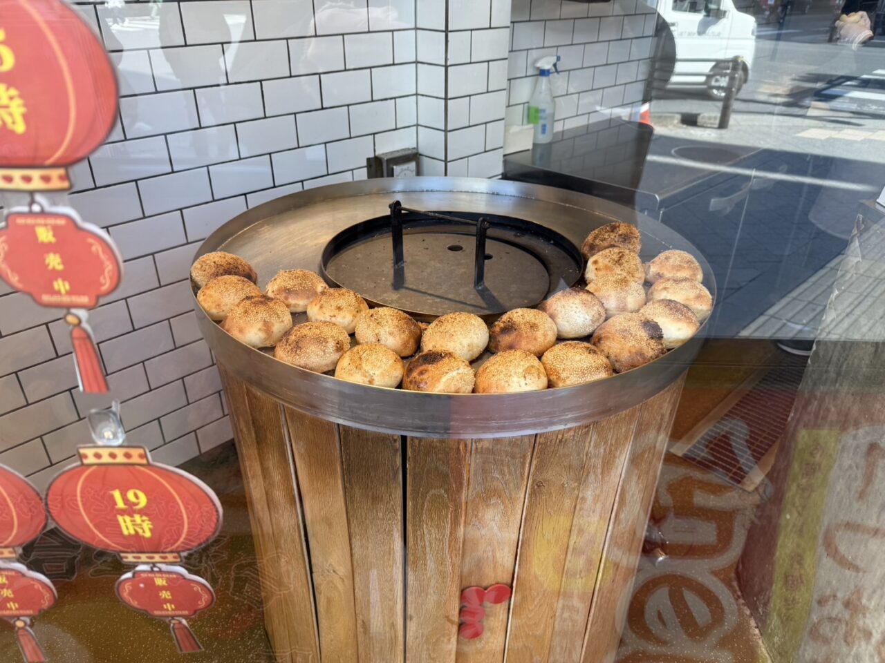 本場の窯で胡椒餅が焼きあがる