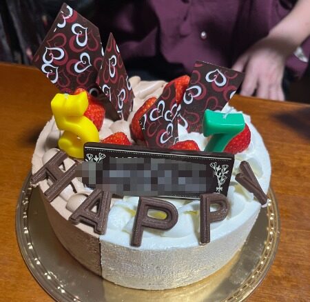 数字のろうそくとプレートが飾られたシャトレーゼのデコレーションケーキ