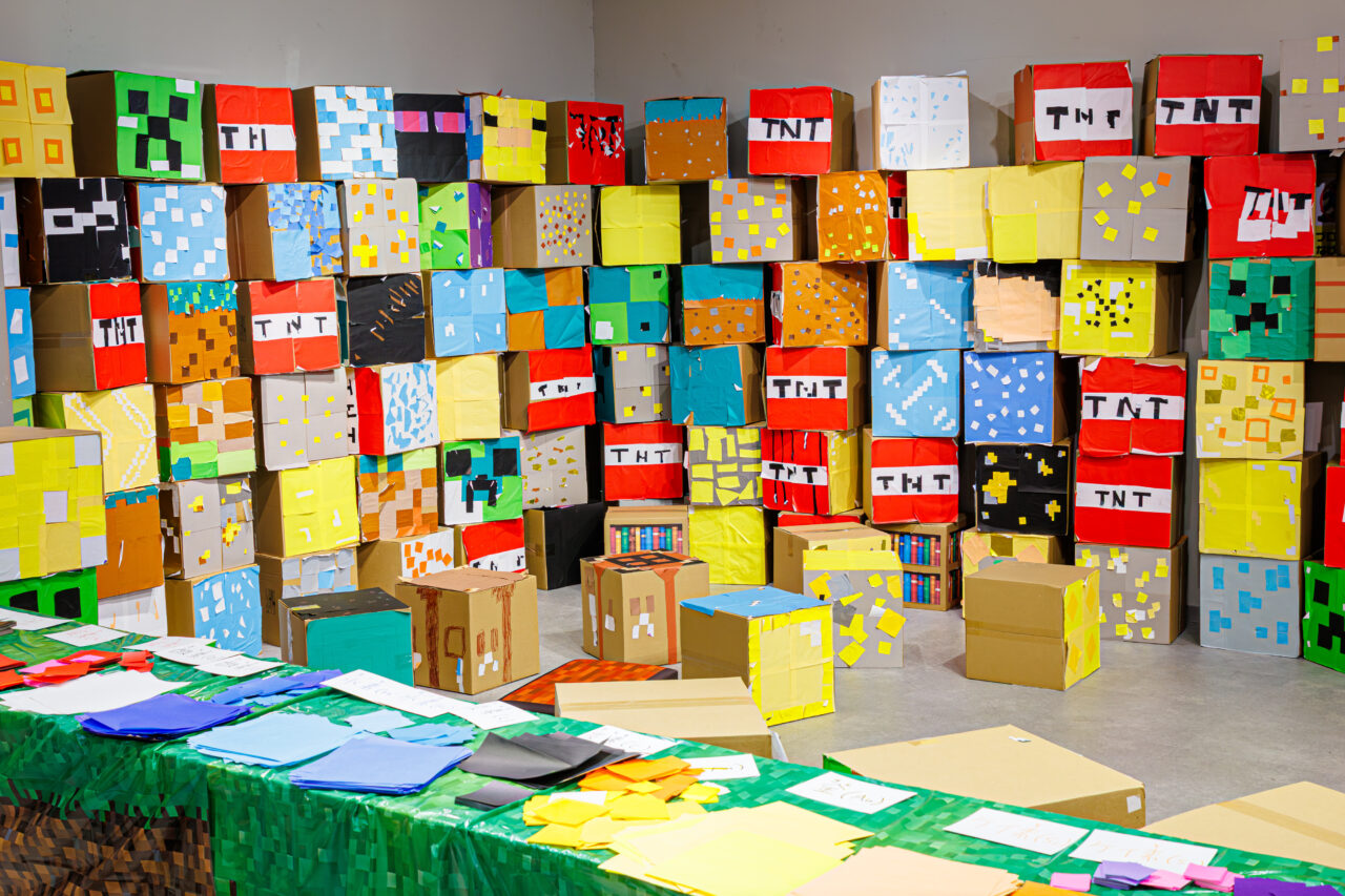 参加者が制作した色とりどりのマイクラブロックが積み上がった展示スペース