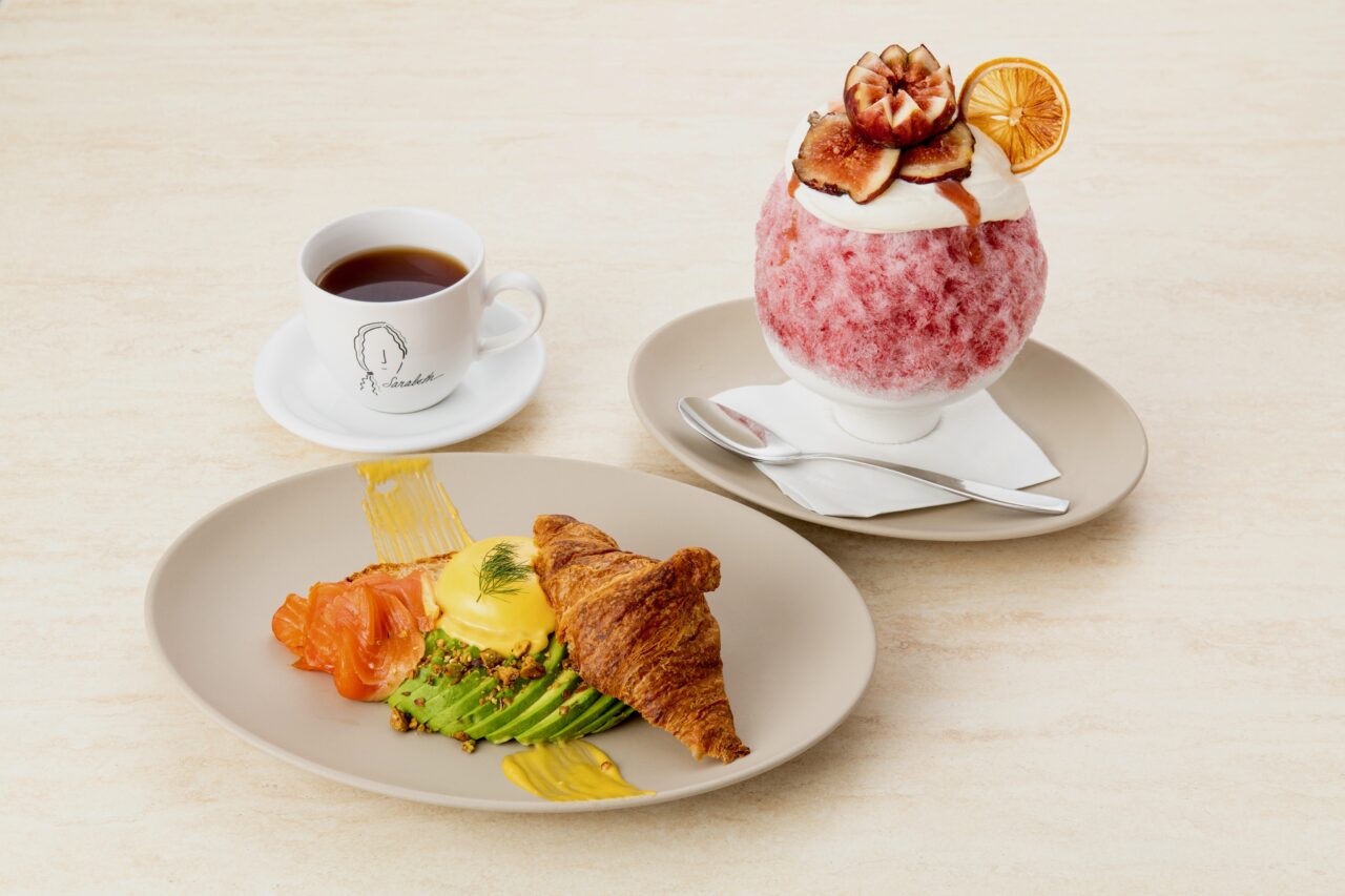サラベスのクロワッサンベネディクトと氷屋ぴぃすの季節のかき氷が並ぶセット