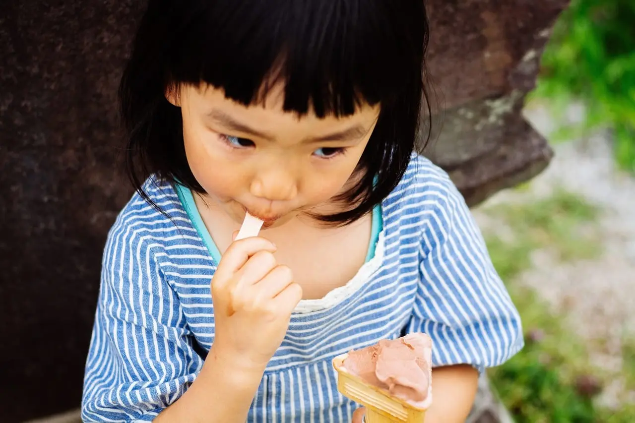 アイスを食べる女の子イメージ