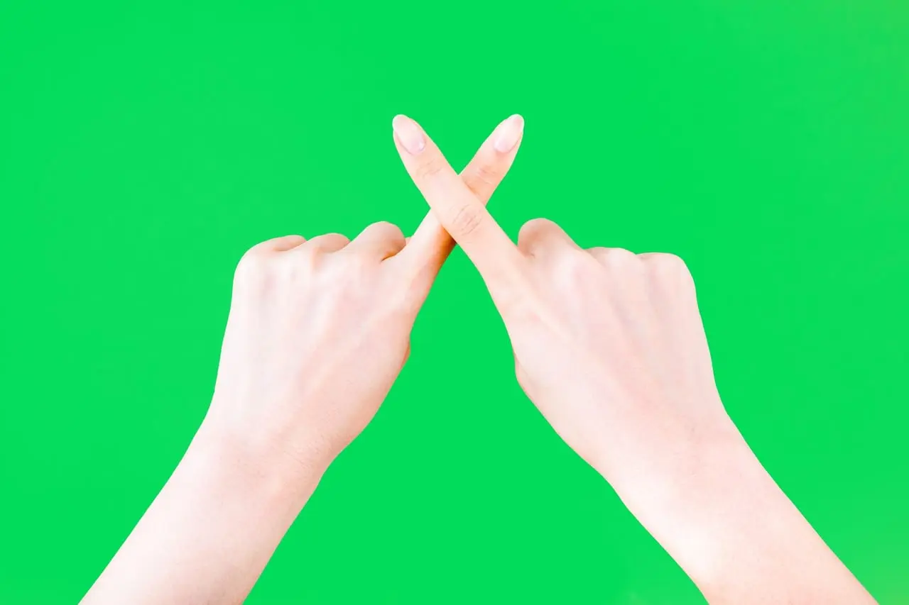 指でバツ