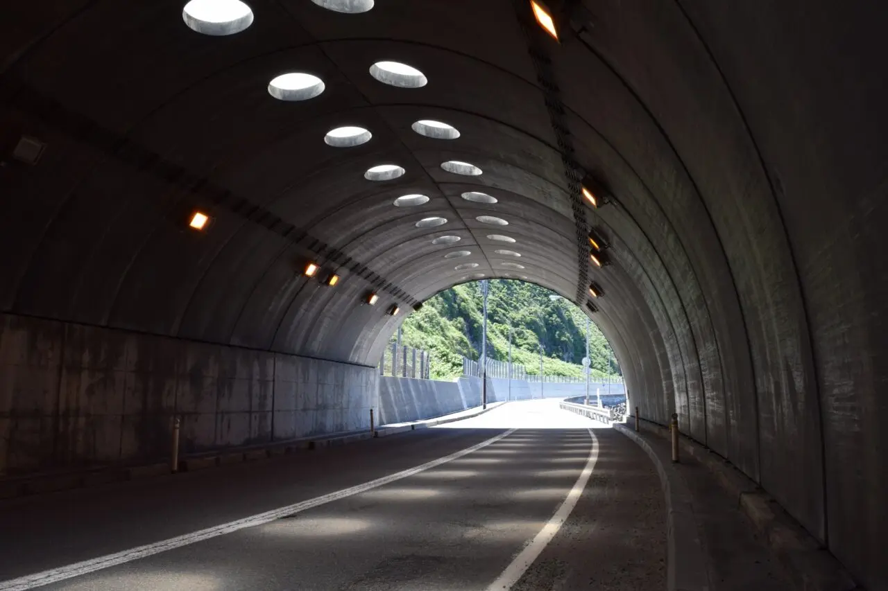 トンネル