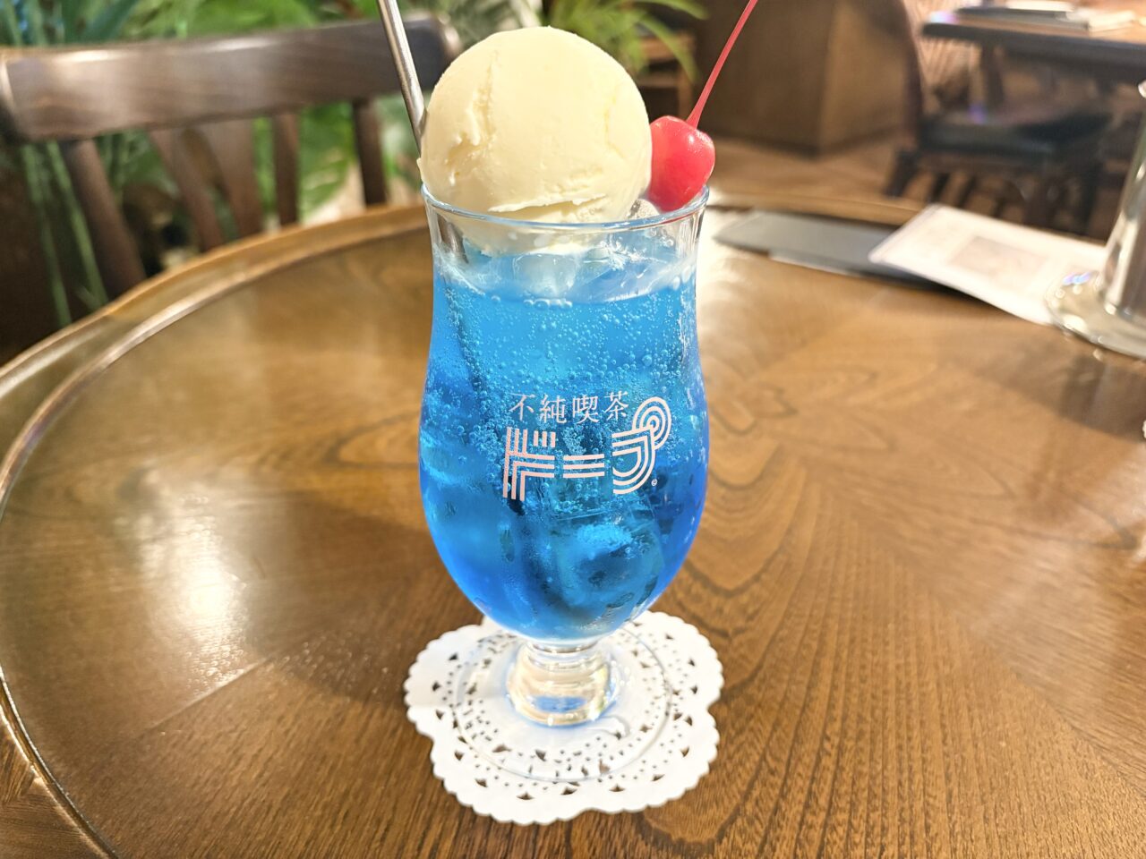 中野にある『不純喫茶ドープ』のクリームソーダブルーハワイ