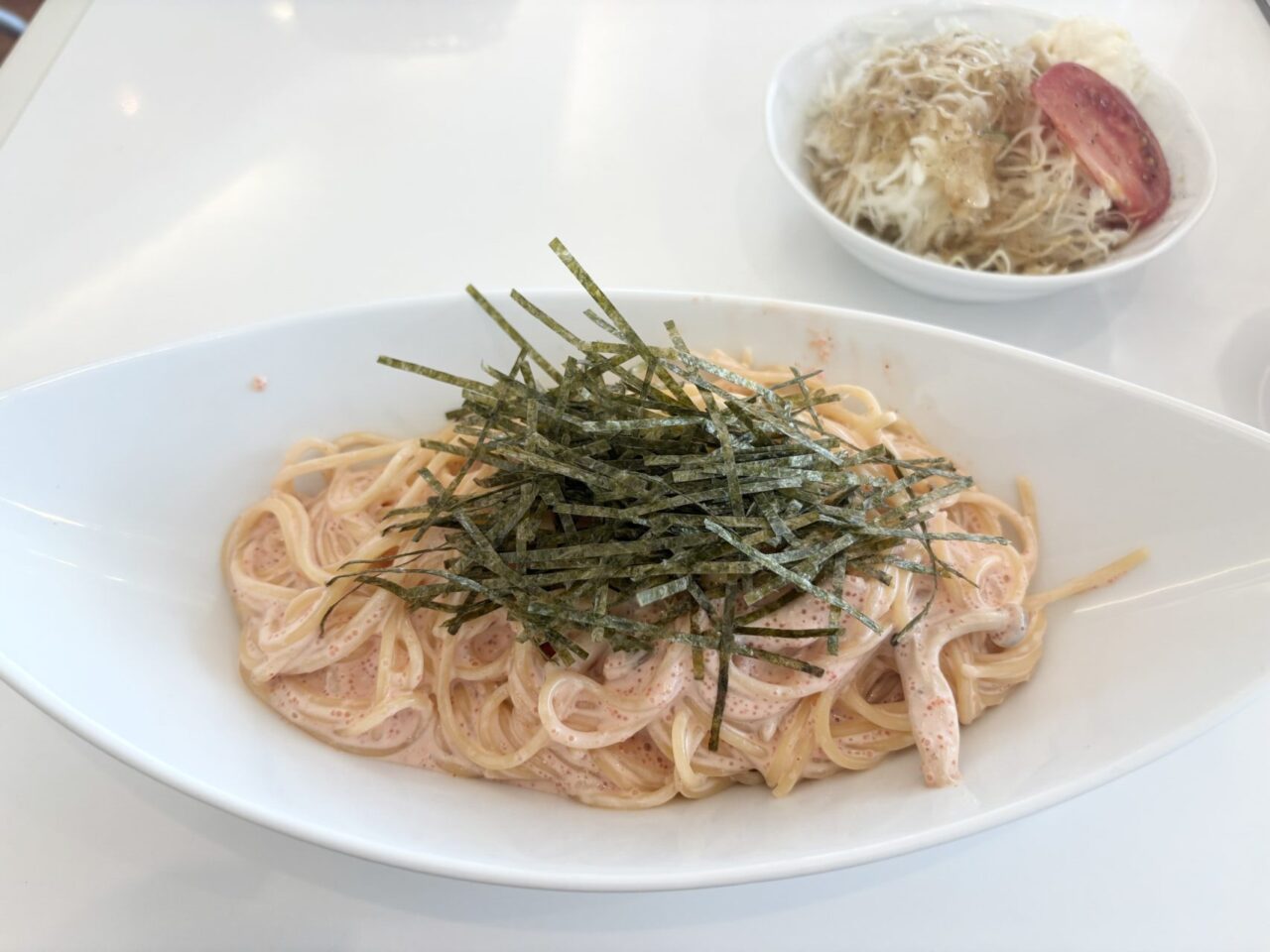 中野にある『クロシェットカフェ（CLOCHETTO CAFE）』の明太子クリームソーススパゲティーとサラダ