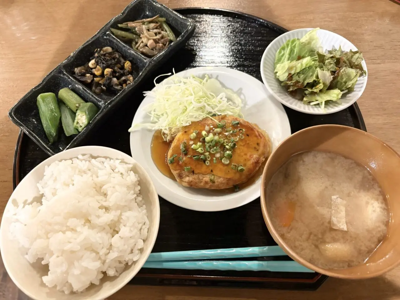 中野にある「桃園食堂 本丸」の豆腐ハンバーグ定食