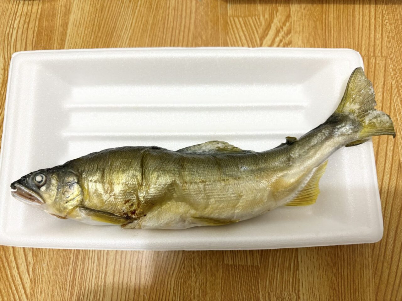 中野にある「こみや鮮魚店」の鮎の塩焼き