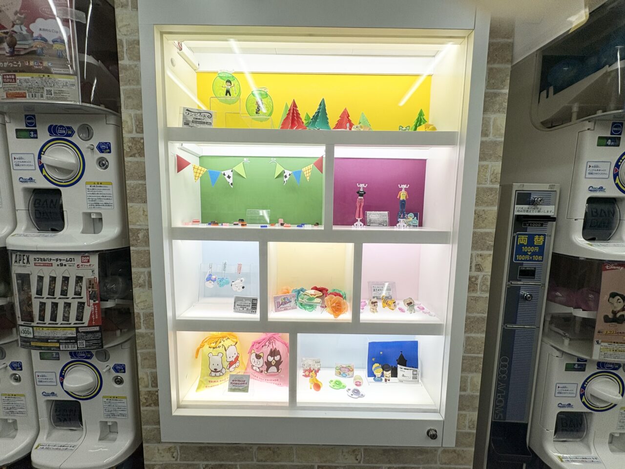 中野5丁目にある「ガシャココ中野サンモール」の展示