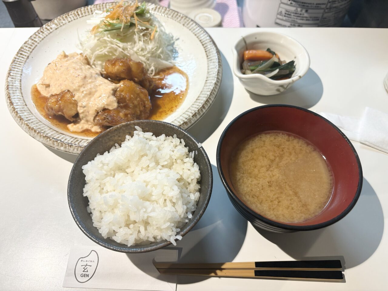 中野にある「手しおごはん玄中野店」の真夏のスパイシーチキン定食