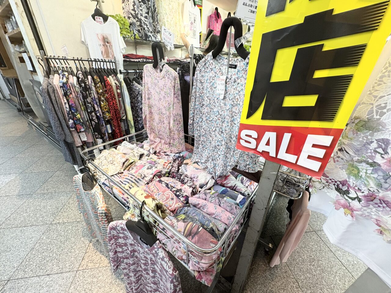 中野で閉店セールを行っている「グランローザ」のシャツ