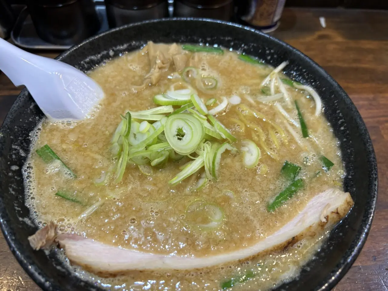 小岩にオープンした背脂系ラーメン店げんこつ