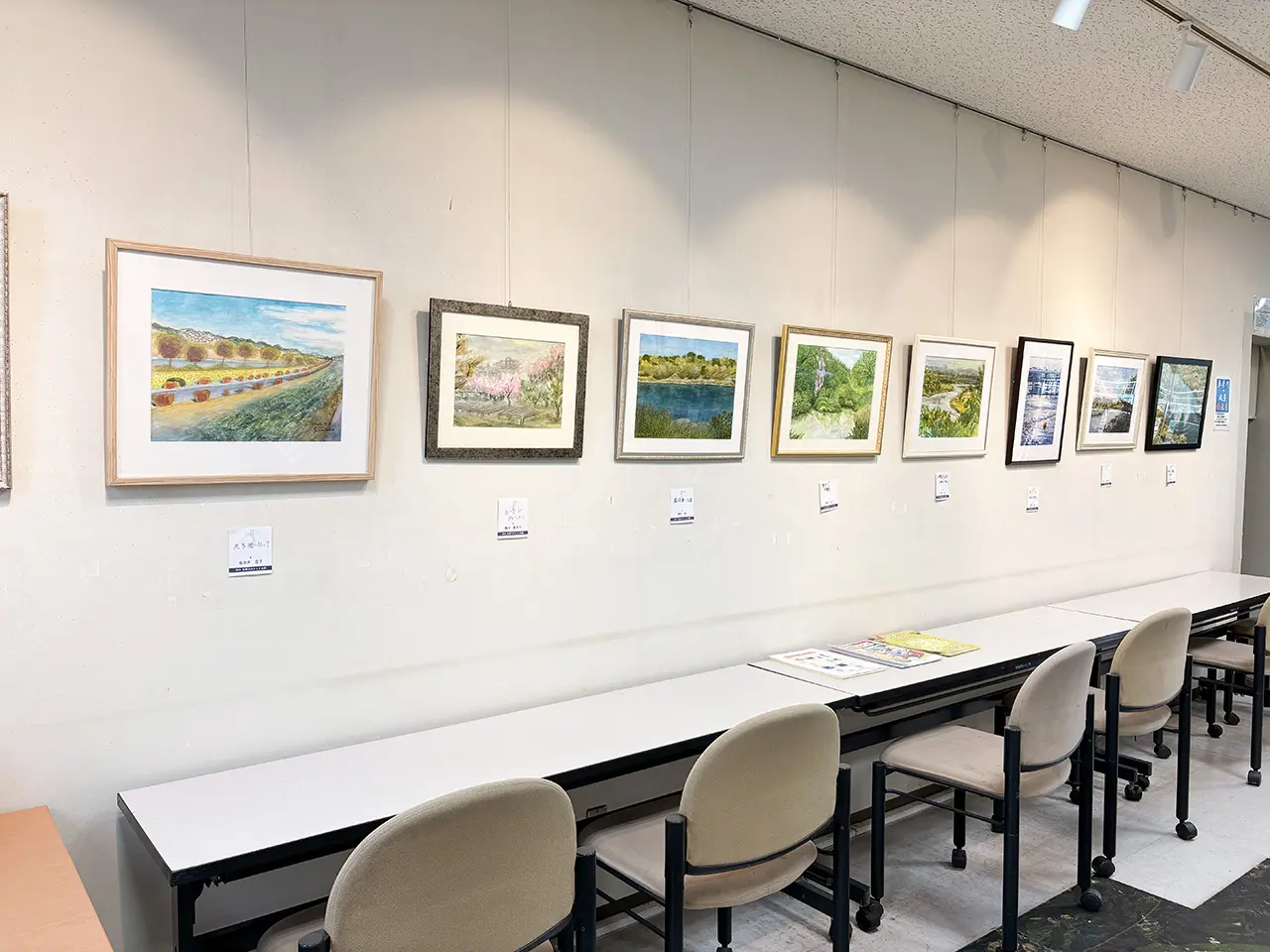 多摩川の風景絵画展2025の様子