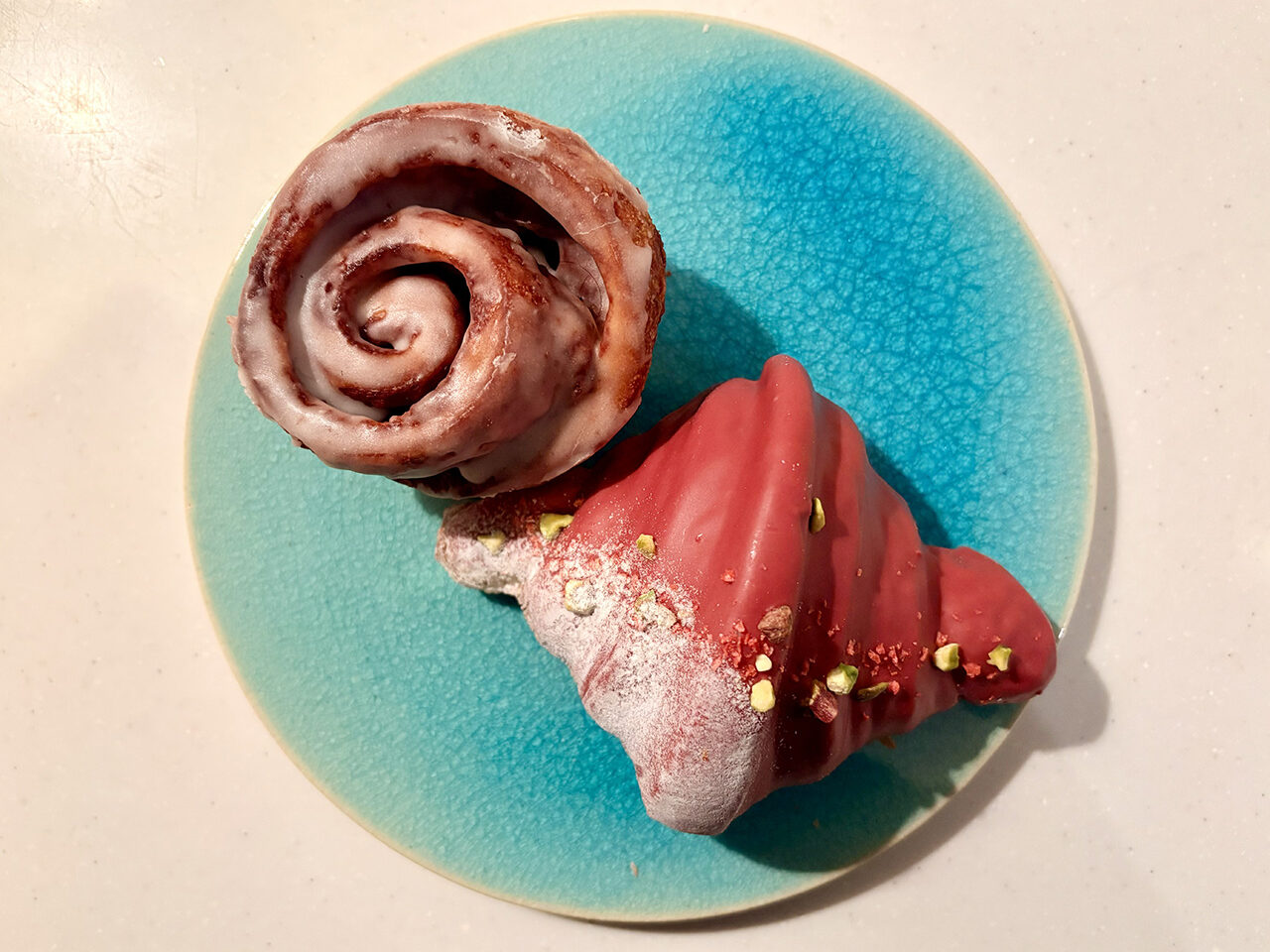 THE STANDARD BAKERSのシナモンロールといちごクロワッサン