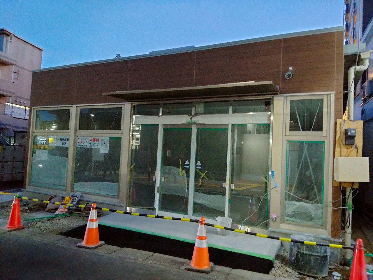 ファミリーマート稲田堤駅南店