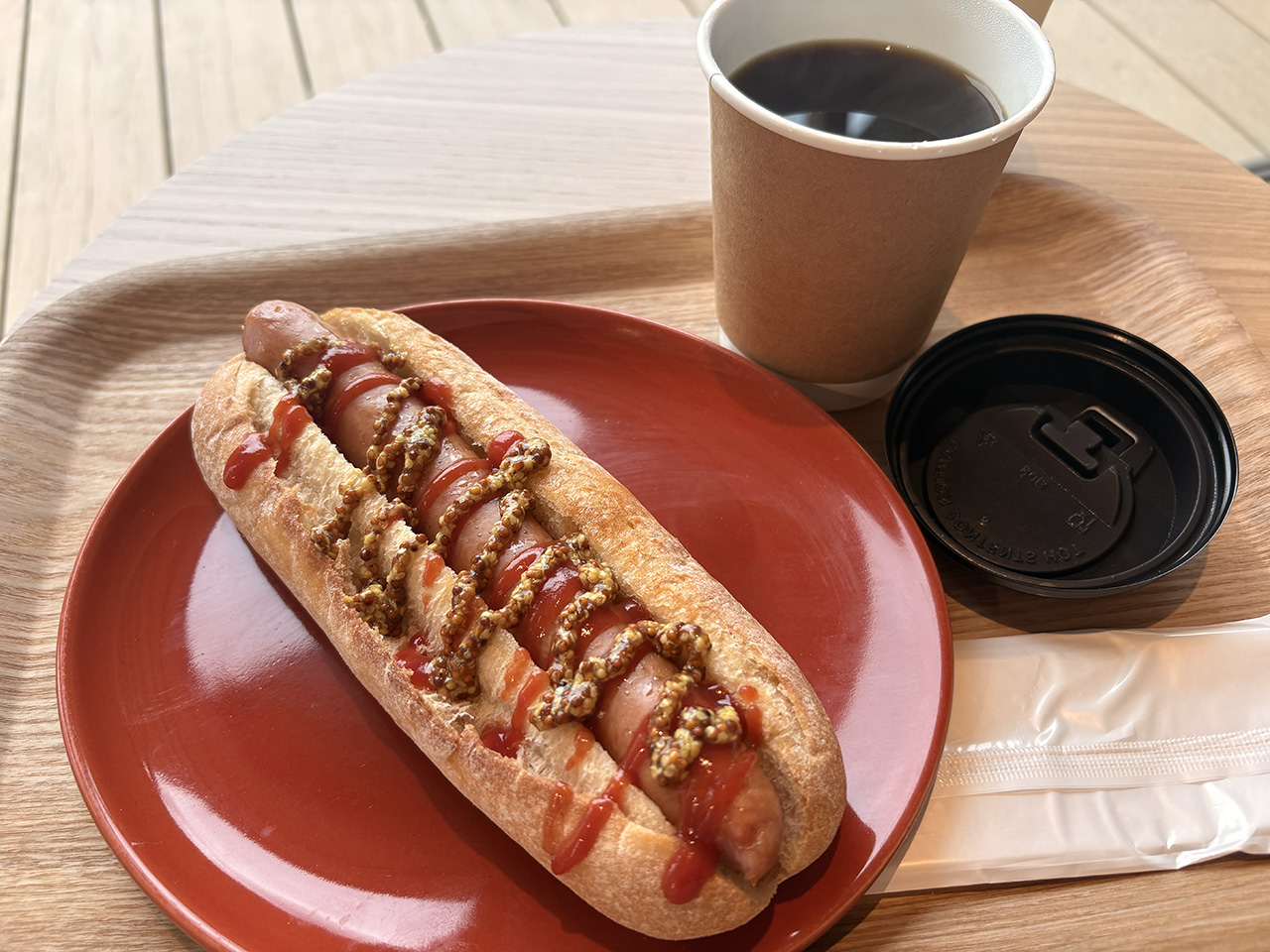 NOBORITO ROOFのホットドッグとコーヒー