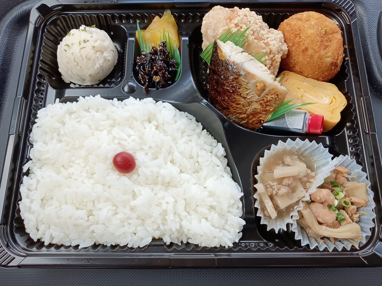 国産やこだわりの素材を使用した手作りのお弁当が人気の「手作り弁当 なるや」は、JR和白駅より徒歩で約18分、福岡和白病院より徒歩で約14分、高美台入口のバス停より徒歩で約1分の距離にあります。