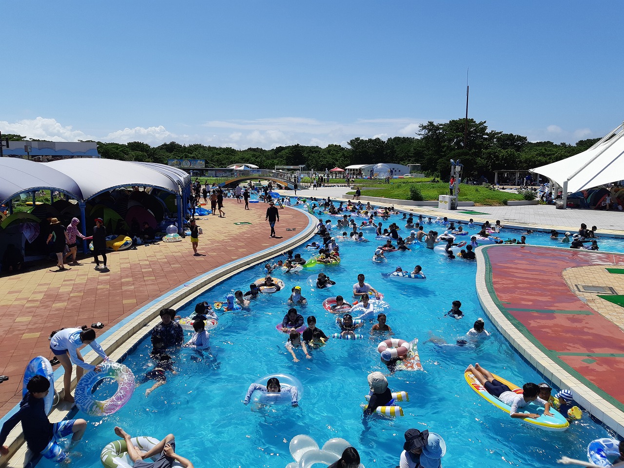 海の中道「サンシャインプール」が、2024年7月6日(土)にオープン予定です。＜7月6日(土)・7月7日(日)は、中学生以下無料ご招待デー。園内では、2024年6月はアジサイが見頃。可愛い動物のベビーラッシュも＞
