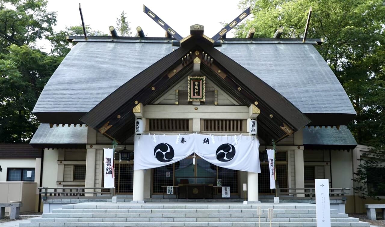 帯廣神社　〒080-0803 北海道帯広市東３条南２丁目１　七五三　ご祈祷　千歳飴　写真映像工房くろかりんとう　七五三写真　帯広カメラマン　帯広写真　七五三プレミアムロケーションフォトin帯広　人気カメラマン　2026年10月　2026年11月　帯広市　お参り　お詣り　参拝　帯広神社　帯廣神社　花手水　夏詣　帯広観光　令和5年　2023年　北海道　散歩　令和6年　2024年　初詣　お守り　駐車場