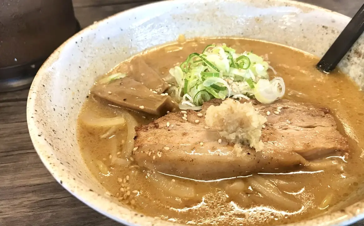 麺屋こたろう　帯広市　北海道　人気ラーメン　味噌ラーメン　こたろう　弥生通　閉店　臨時休業　店舗移転　オープン　新規オープン　開店　新規開店　グランドオープン　〒080-0013 北海道帯広市西３条南２８丁目２０ 〒080-0011 北海道帯広市西１条南２４丁目４−１　中華・ラーメン 上海　ホルモンラーメン　キムチラーメン　帯広ラーメン　閉店　人気ラーメン　上海　のれん分け　暖簾分け 定休日　営業時間　駐車場　創業32年　店主　中華チラシ　中華ちらし　味噌　塩　醤油　開店　クローズ　CLOSE　北海道　大通　明星通　カウンター