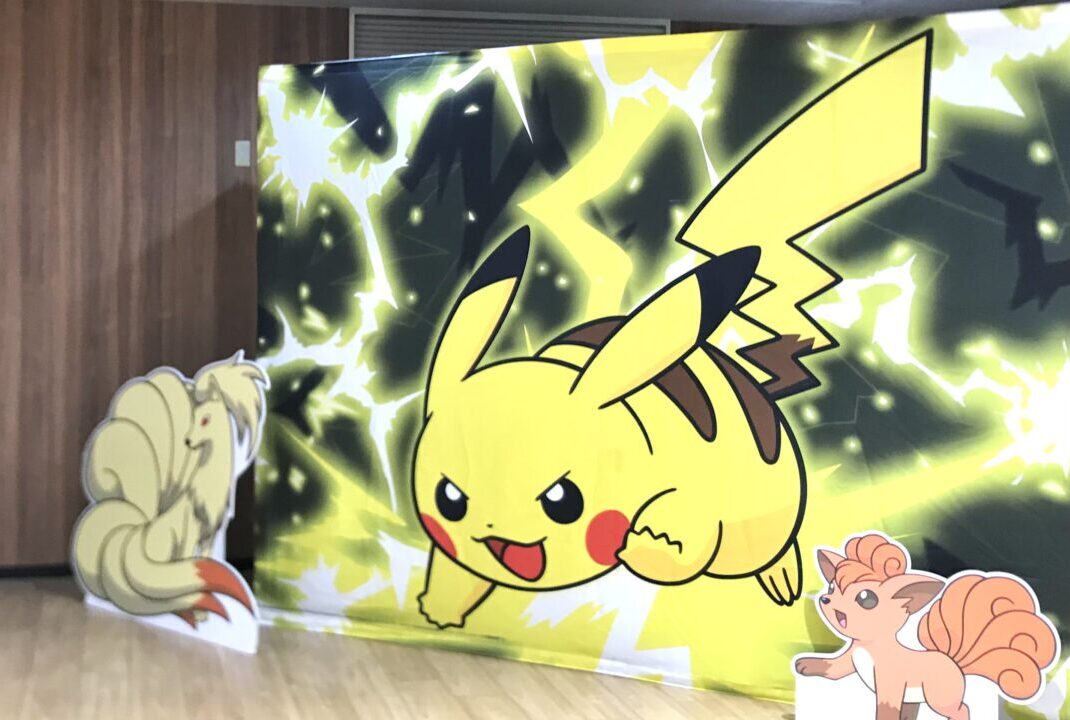 ポケモンセンター出張所inエスタ帯広 営業時間  開催期間は2025年9月18日(木)~10月19日(日) 営業時間は平日 10:00~18:00 土日祝 10:00~19:00 エスタ帯広西館 とかち食物語 十勝グルメ 駐車場 帯広駅直結 フォトスポット トラントランますや クランベリー 〒080-0013 北海道帯広市西2条南12丁目    ポケモンセンター出張所が3年振りに帯広にやってくる!たくさんのポケモングッズが君を待ってるよ!