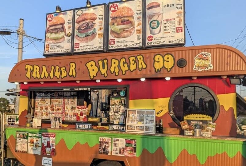 LUCKY in COFFEE エスプレッソマシーン ラテ 2025年9月27日(金)~9月29日(日)  TRAILER BURGER 99 トレーラーバーガー99 キッチンカー 大型キッチントレーラー 移動販売 開業1周年 オープン以来、新鮮 十勝産食材 十勝産 北海道産 安心 安全 長いも グルーンアスパラ 野菜類 マッシュルーム チーズ 牛肉 北海道産小麦 100%バンズ クラフトバーガー 提案 限定商品 人気 ハンバーガー 帯広市 十勝管内 新得町 幕別町 マグプラネット 2024年6月 メムロピーナッツ メムピー メムピーナッツバターメープルクリームチーズベーコンバーガー 新顔作物 落花生 にんにく さつまいもをPRする企画 とかちの農業推し勝プロジェクト 十勝ハーブ牛 イトーヨーカドー帯広 トレバガベース 新規オープン オープン グランドオープン 開店 新規開店 OPEN 2024年9月9日(月)11時 〒089-0538 北海道中川郡幕別町札内共栄町16−4 インデアン 札内店 みずほ通り歯科クリニック 美味館 メニュー 場所 イートイン テイクアウト 駐車場 国道38号線 北海道 幕別町 札内