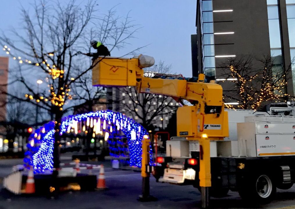 おびひろイルミネーションプロジェクト 帯広駅北交通広場のシンボルツリー「はるにれの木（平和の木）」と7本の街路樹を、約4万3千個のLED電球で美しく飾ります 住所　帯広市西2条南12丁目（JR帯広駅北口前） 点灯期間　令和7年11月29日（土曜日）～令和8年2月23日（祝日） 2025年11月29日（土）～2026年2月23日（祝日）　点灯時間　16時00分～24時00分　イルミネーション合同点灯式　帯広駅北交通広場 内容　スタジオHERMIT様のダンスパフォーマンス、ホテル日航ノースランド帯広様より温かい飲み物の提供（15時から駅東コンコース内にて）
