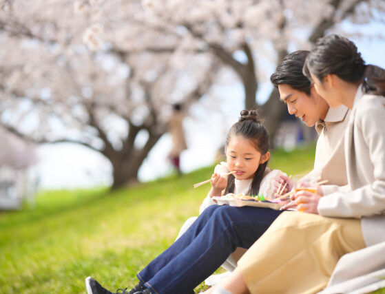 スロウリビングマルシェ　2026年4月25日（土）　今年初めてのマルシェのテーマは「お花見ごはん」 会場でご飯やおかず、副菜、汁物、デザート、ドリンクなどを自由に組み合わせて、 その場で“定食風”にしたり、テイクアウトしてお花見気分をお楽しみください ちょうど桜の開花の時期になりますので、ぜひ遊びに来てくださいね ・Cafe&Life akao（池田町） @akaoo お弁当、コーヒー、焼き菓子 イッケンヤカレーコミン（釧路市） @comincurry 中札内いなか鶏のチキンカレー 鈴木牧場オーガニックソフトクリ　ーム号（広尾町） @suzuki_organic_tokachi 牧場生まれのソフトクリーム、チョコバナナソフトクリーム えりも漁協女性部（えりも町） かに汁 『チビスロウえりも』の発行を記念して、えりも町からの出展です。海の恵みたっぷりのお母さんの味を楽しんで。 ・めぶんりょうカフェ(清水町)　@mebunryo0316 そば茶ぷりん、そば茶ぷりんクレープほか ・BellVeggy(鹿追町) @bellveggy いちごスムージー、いちごミルク、スイーツ、ポルケッタにベルベジィのベリーソースを添えて 　10時～15時　SLOW living横 倉庫および前エリア　スロウ　クナウパブリッシング　northern style studio SLOW living（スロウリビング）　日本、〒080-0046 北海道帯広市西１６条北１丁目２６−１　駐車場　イベント　帯広イベント　人気イベント
