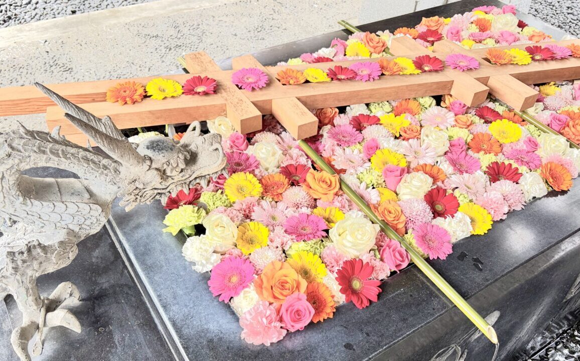 帯廣神社　花手水　はなちょうず　2026年　令和8年　スケジュール　■花見始の花手水 ～HATSUNE～ 《第四十二帖》 R8 5月 1日～5月 6日（予定） ■夏詣の花手水 ～TOKONATSU～ 《第四十三帖》 R8 6月30日～7月 2日（予定） 《第四十四帖》 R8 7月18日～7月20日（予定） 《第四十五帖》 R8 8月 1日～8月 3日（予定） 《第四十六帖》 R8 8月12日～8月15日（予定） ■例祭の花手水 ～MIYUKI～ 《第四十七帖》 R8 9月23日～9月27日（予定）　禁止行為　ペット禁止　撮影OK　映え　十勝　観光　帯広観光　参拝　お花　駐車場　十勝総合振興局　〒080-0803 北海道帯広市東３条南２丁目１　カフェグリーン　おでかけ　ゴールデンウィーク