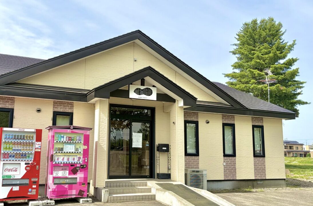 店舗の外観写真用：帯広市に新しくオープンする、白を基調としたシンプルでおしゃれな「MEMURO PEANUTS SHOP」の店舗外観 ソフトクリームの写真用：店舗で新しくデビューする、芽室町産の落花生で作った特製ピーナッツバターを贅沢に使ったソフトクリーム 看板やロゴの写真用：直営店「メムピー」の文字と可愛らしいピーナッツのイラストが描かれた店舗ロゴの看板　店舗名（正式名称）：MEMURO PEANUTS SHOP（メムピー）オープン日（グランドオープン）：2026年6月7日（日）営業時間：午前10時 〜 午後5時定休日：月曜日（※月曜日が祝日の場合は翌火曜日が休み）住所：〒080-0020 北海道帯広市西10条南34丁目主な取扱商品：芽室町産落花生の加工菓子、オリジナル「ピーナッツソフト」、ピーナッツバターなどその他：北海道ソフトクリームラリー2026参加店（店舗番号：62）　オープン　新規オープン　開店　新規開店　2026年6月7日（日）