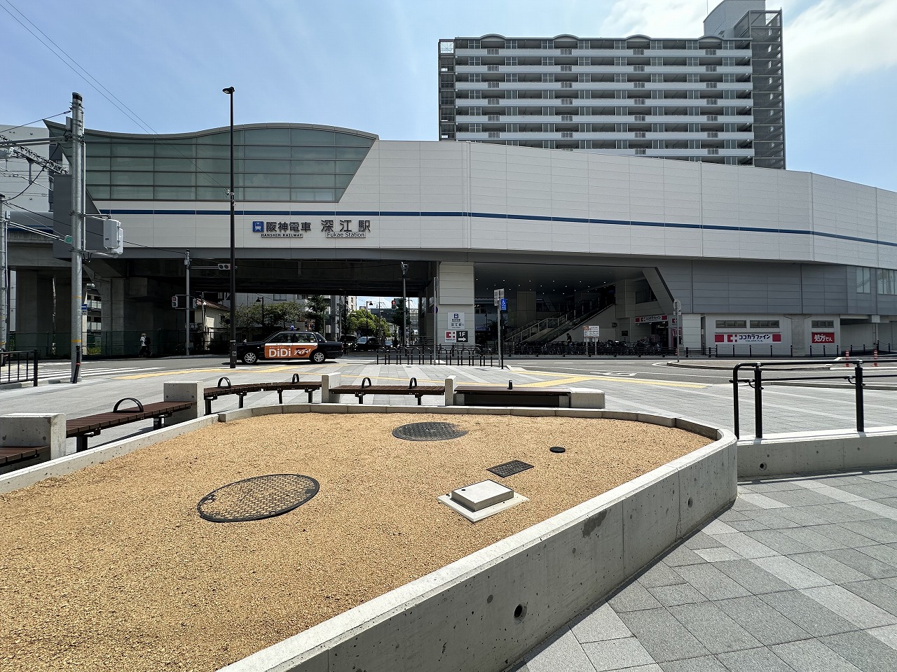 【神戸市東灘区】阪神電鉄『深江駅』北側に ”ベンチ”が設置されています♪ 道路も整備も、最終段階に向かって着々と進んでいます。