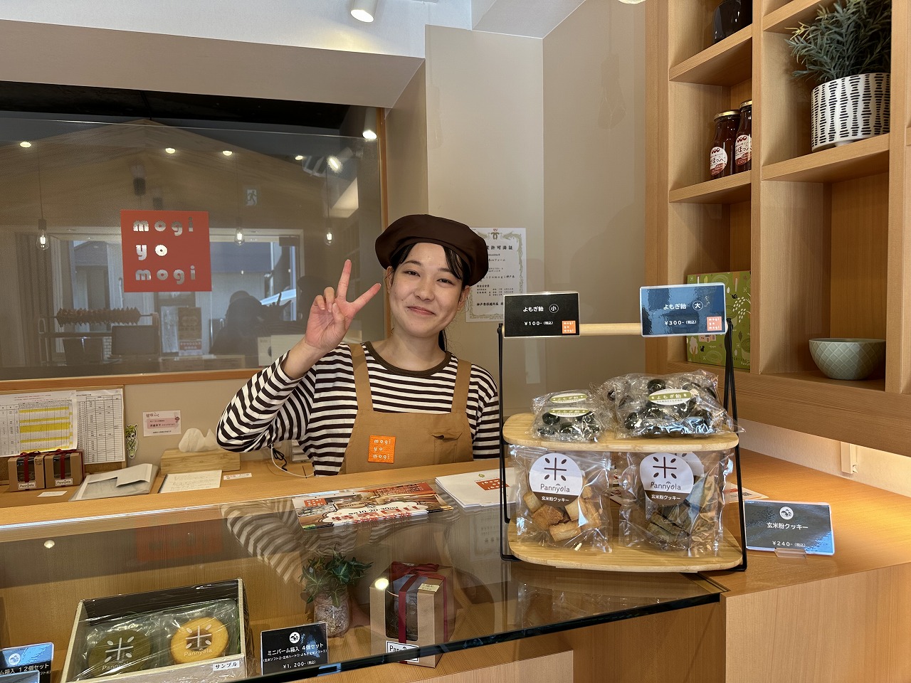 ここは、木ゴコロファームのアンテナショップ！ お店で販売されているのは、六甲山のふもと「木ゴコロファーム」さんが栽培したお野菜や、 そのお野菜を使ったグルテンフリーのお菓子・スイーツなどなど。 まさに、“地産地消”を体現したショップ。生産者の顔が見える安心感がありますね。 野菜が新鮮すぎる！しかも洗わず使えるって…ありがたい！ ショーケースには、こんな表示が。 「洗わずに調理できます！」 思わず二度見してしまいました。たとえば… 愛ごころレタス（230円・税込） 小松菜（190円・税込） もぎたて葉物（280円・税込） どれも、袋から出してそのまま使えるそうなんです。農薬を極力抑え、清潔な環境で育てられた証拠。 忙しい平日のお助けアイテムとしても、すごく重宝しそうです。 甘さが自慢のトマト「甘ほっぺ」もありました！ 兵庫県産のフルーツトマト「甘ほっぺ」を使ったアイテムも大充実。 ジャム（200g・税込430円）や、トマトジュース（450円・税込）はもちろん、なんとトマトのソルベまで！ これはもう、トマトファンにはたまりません。 グルテンフリーのお菓子がずらり！お手頃なのも嬉しい 店内でひときわ目を引くのが、「Pannyola（パンニョーラ）」というブランド名がついた米粉のお菓子たち。 プレーンなバームクーヘン（ソフトタイプ） ヨモギ風味のバームクーヘン（香りが豊か） キャラメルがけのハードタイプも！ 見た目も可愛くて、ギフト用のセット（3個セットで840円・税込）もありました。 玄米粉を使用していて、グルテンフリーで身体にもやさしいのに、お手頃価格なのが嬉しいところ。 店員さんも笑顔でお出迎え。ほっとする空間でした 訪問時には、エプロン姿のスタッフさんが笑顔で迎えてくれました。 木のインテリアと優しい接客で、なんだか気持ちまでほっこり。 ただし、お支払いはキャッシュレス決済のみ！ ここで一つだけ注意点が。現金は使えません！ クレジットカード、交通系IC、QRコード決済など、キャッシュレスのみ対応となっています。 スマホかカードを持って、お買い物に行ってくださいね。 今日の“おみや”も大満足！ 今回は、甘ほっぺジャム、アグリらぼのレタス、バームクーヘン2種をお持ち帰り。 どれも素材の味がしっかりしていて、またすぐにでも行きたくなるお店でした。