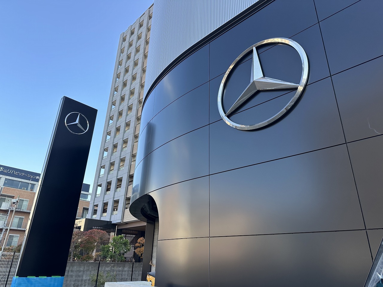 【神戸市東灘区】建て替え中の「メルセデス・ベンツ 神戸東灘店」に動きアリ！？ 養生幕が外れて、ついにその姿が…！！