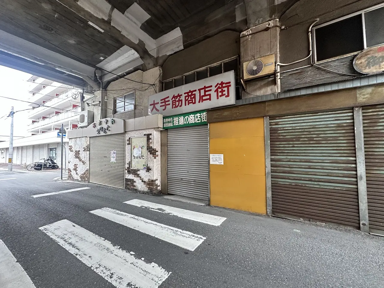 【神戸市東灘区】阪神御影「大手筋商店街」、遂に全店舗閉店。入口には蓋が設置され、高架下商店街の歴史が一つ幕を閉じました。