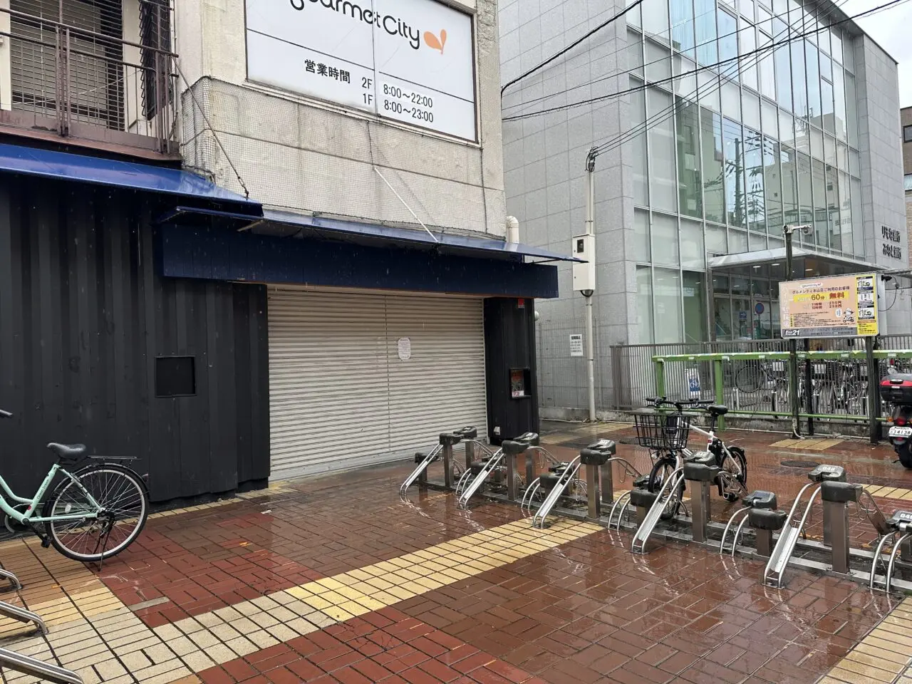 【神戸市東灘区】岡本・グルメシティ本山店1階横の「マルキ食堂」さんが閉店。店頭に感謝を伝えるお知らせが掲示されていました。