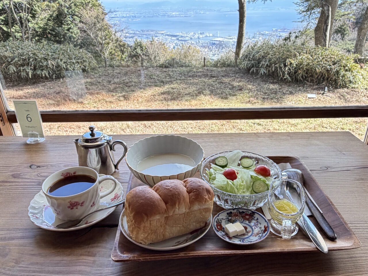 【神戸市灘区】新緑が眩しい六甲山の山上で絶景カフェ 『百合珈琲 六甲山』さんへ。広々無料駐車場完備で、運転苦手でも安心♪
