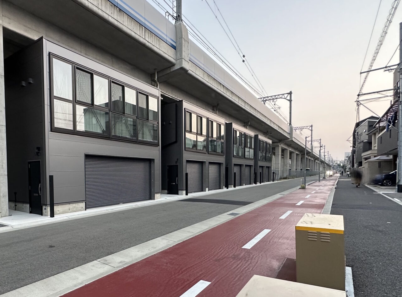 【神戸市東灘区】阪神高架下に“大人の秘密基地”が完成！ ガレージ付き賃貸住宅「GARAIL 神戸東灘」