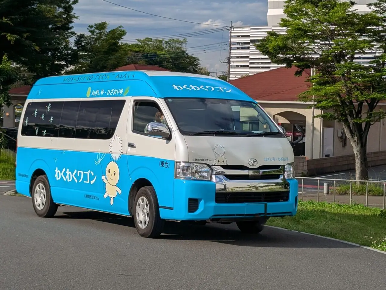 朝霞市わくわくワゴンの車両正面、側面
