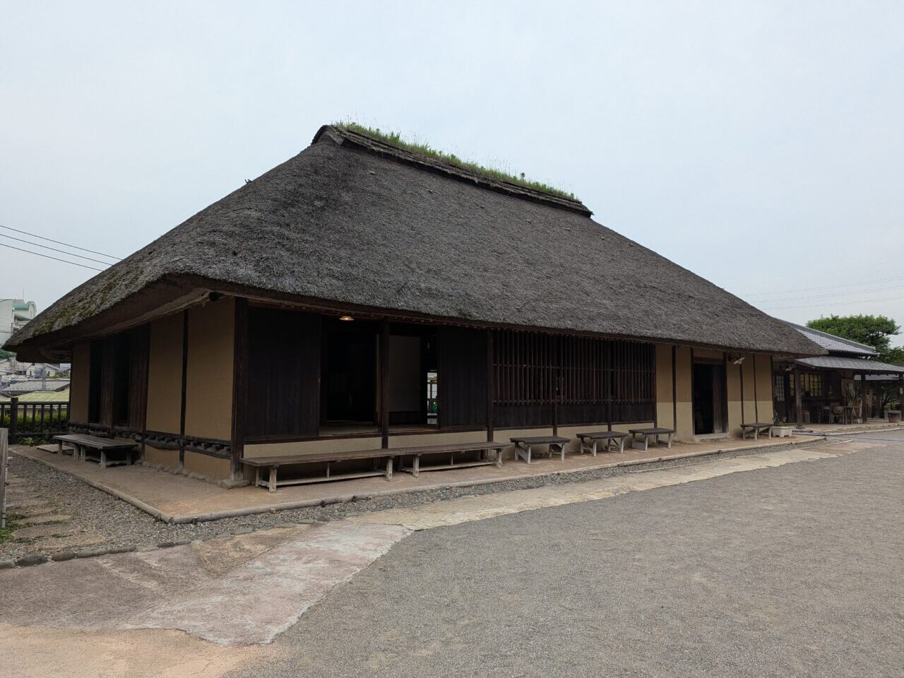 和光市下新倉にある新倉ふるさと民家園の茅葺屋根