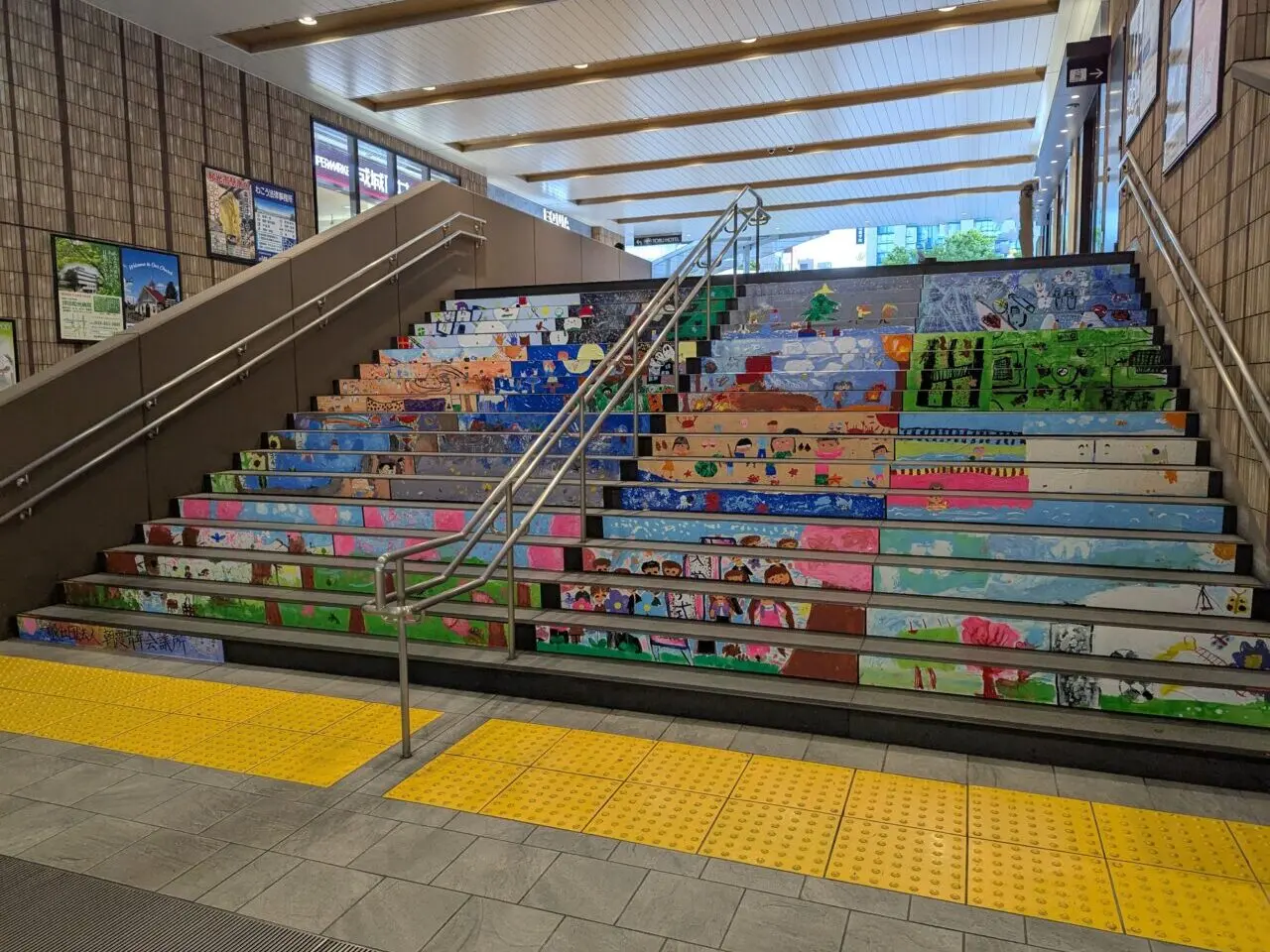 和光市駅南口方面の階段アート