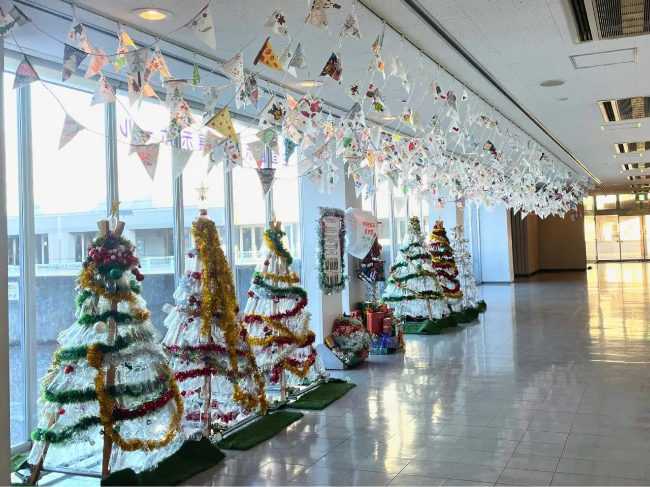 和光市役所横サンアゼリア展示棟で飾られることとなった子供たちよるクリスマスツリー、ガーランドの装飾
