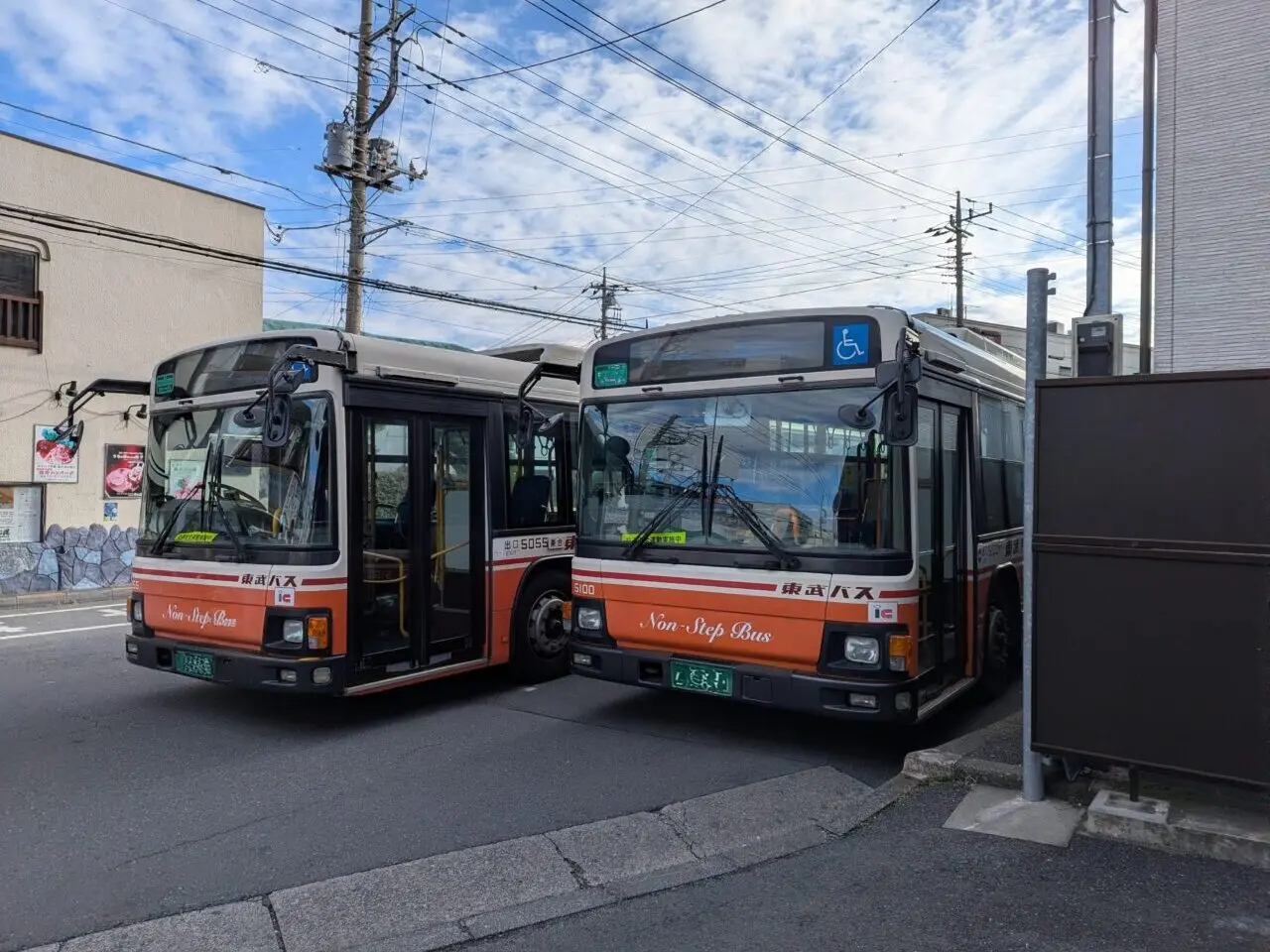 和光市駅停車中の東武バスウエストの車両
