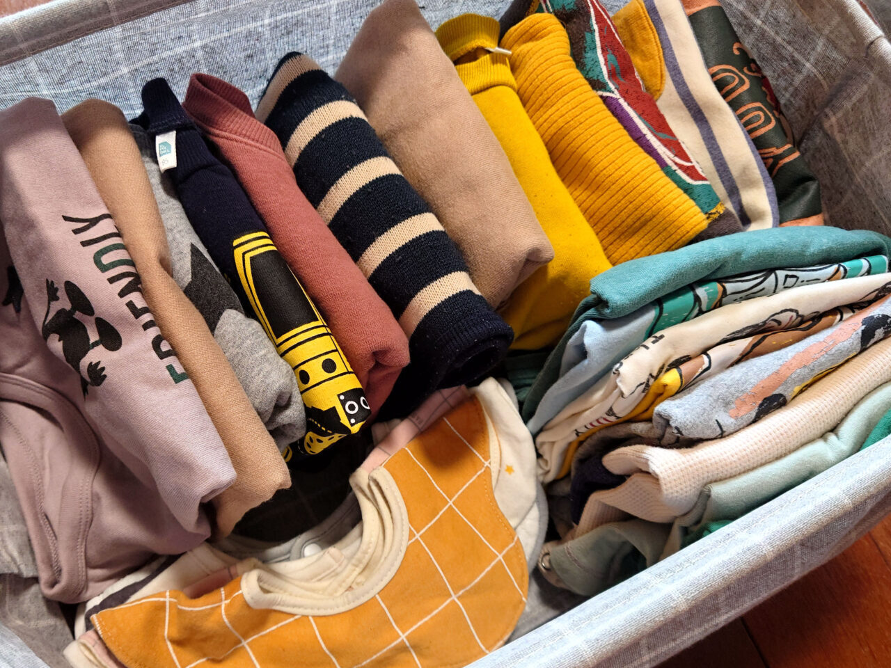 箱に詰められた子供服