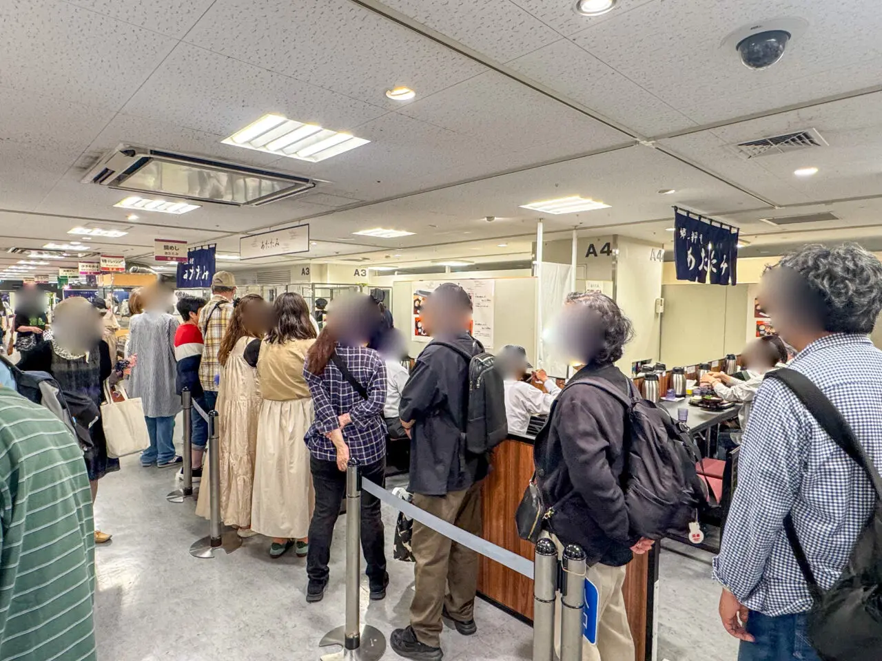 あべのハルカス近鉄本店で開催されている「四国四県味と技めぐり」あたたみの行列