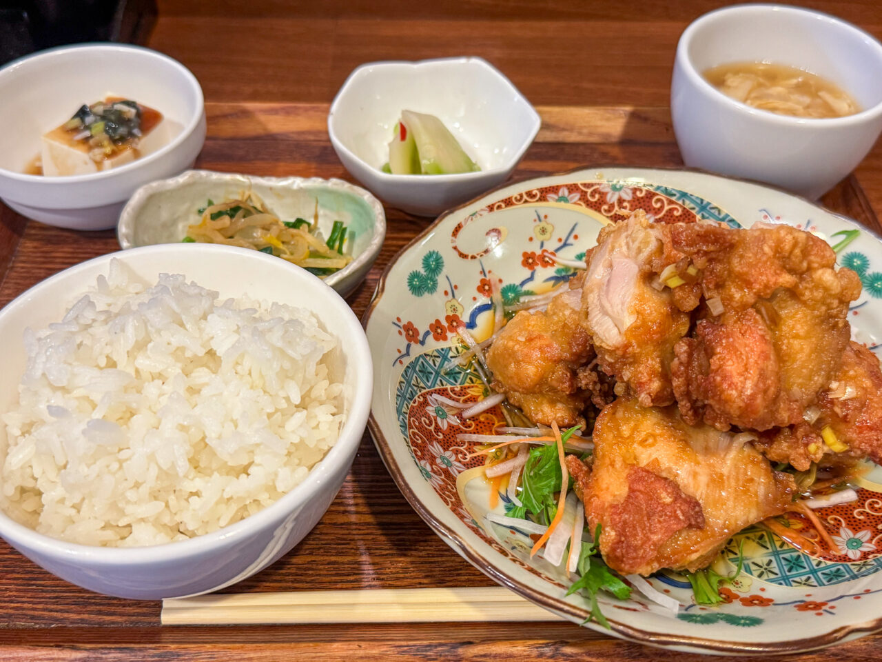 西田辺駅近くの中華料理店「中華厨房 トクチャイナ」の油淋鶏ランチ