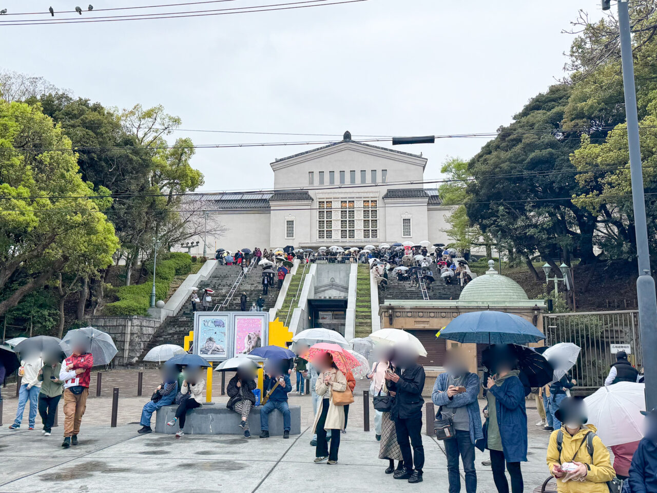 大阪市立美術館前、通天閣が見える場所で大阪・関西万博のブルーインパルスを待つ人々