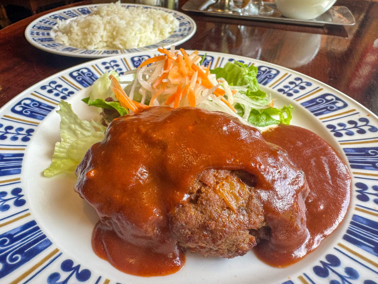 大阪上本町駅近くの人気喫茶店「喫茶ルプラ」のハンバーグ